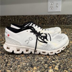 On Running ladies 10  Black and White Athletic Shoes